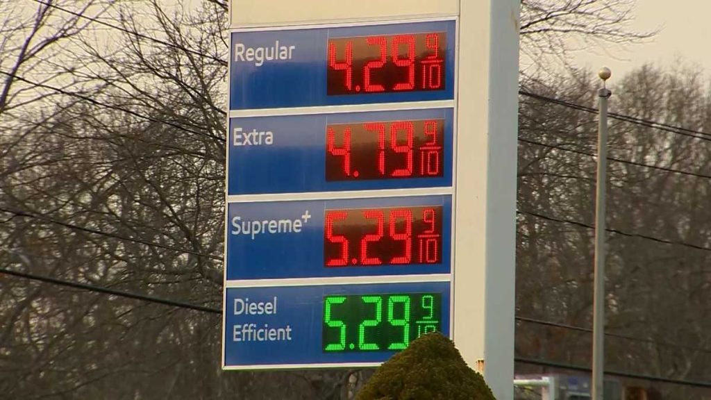 Average gas price per block rises above $4 a gallon, says AAA
