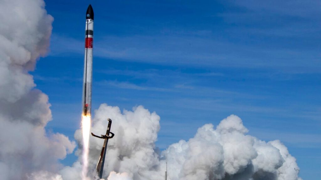 Rocket Lab captures the fall of a helicopter booster before it goes down