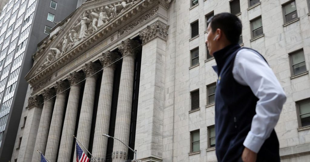 Wall Street rises after the minutes of the Federal Reserve meeting with expectations