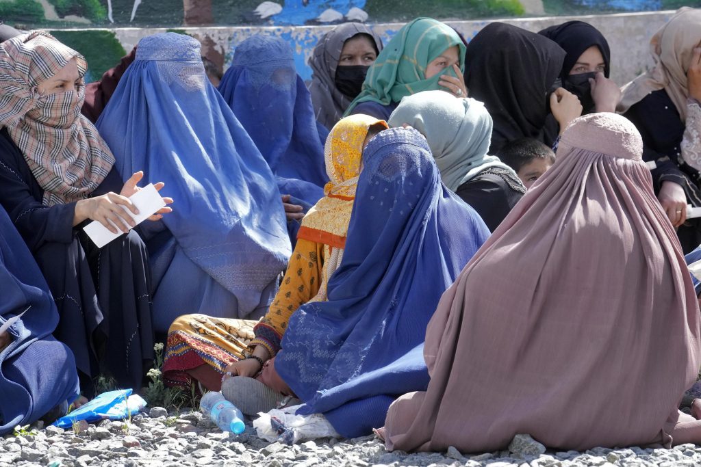 Afghan Taliban orders women to cover up from head to toe