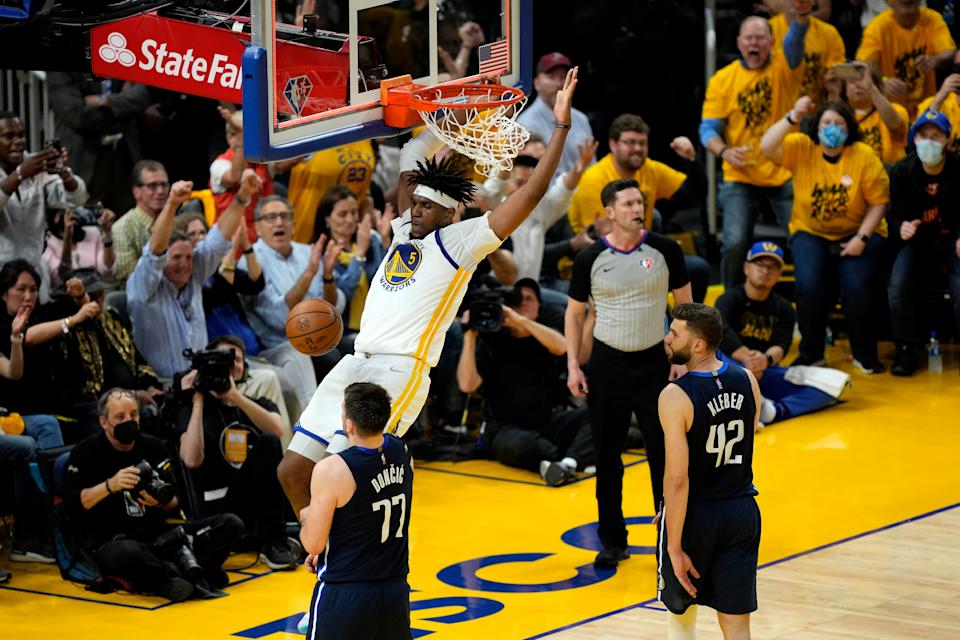 Golden State Warriors center Kevin Looney dunks against Luka Doncic and Maxi Clipper of the Dallas Mavericks during the third quarter in Game 2 of the Western Conference Finals at Chase Center in San Francisco on May 20, 2022 (Thearon W. Henderson/Getty Images)