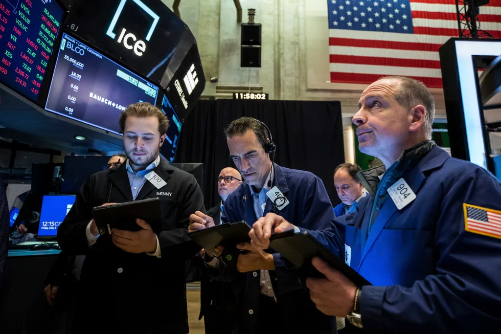 Wall Street extends losses after Dow defeat of 1,000 points