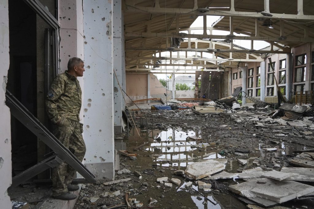 Ukrainian army leaves devastated city for fortified positions