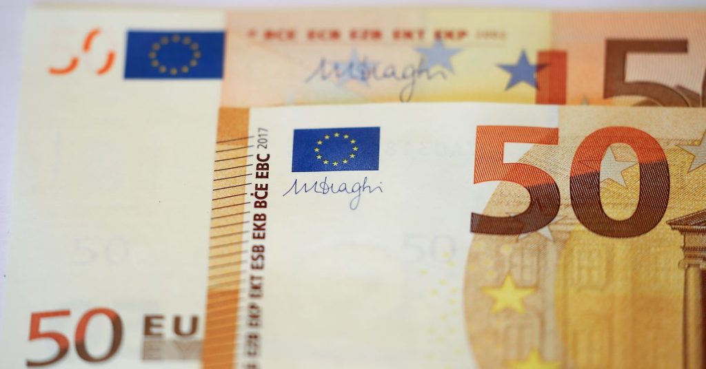 Euro drops to two-decade low as recession fears grow