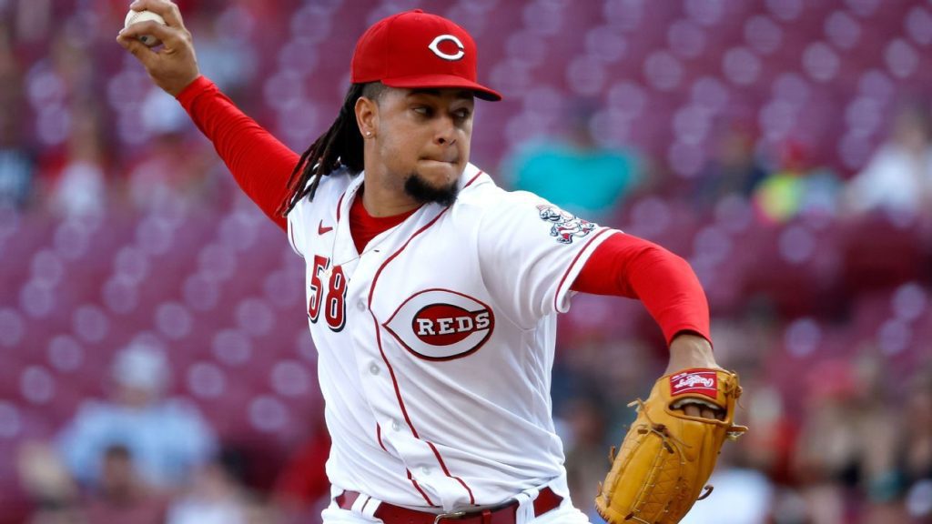 MLB Trade Grades - Best pitcher available on trade deadline Seattle Mariners in Luis Castillo deal