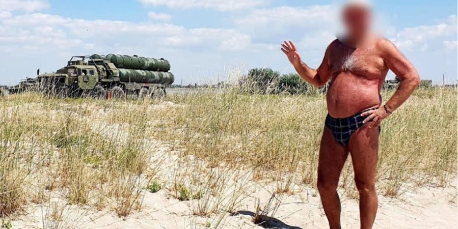 Crimean tourists drop out of a Russian air defense system site near Yevpatoria