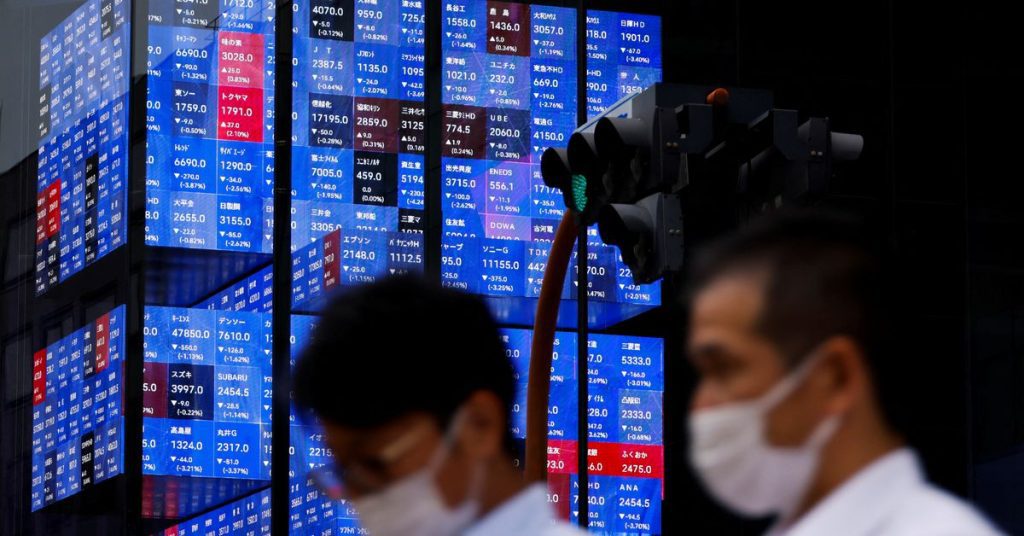 Stocks struggle as China rate cut sends oil prices lower