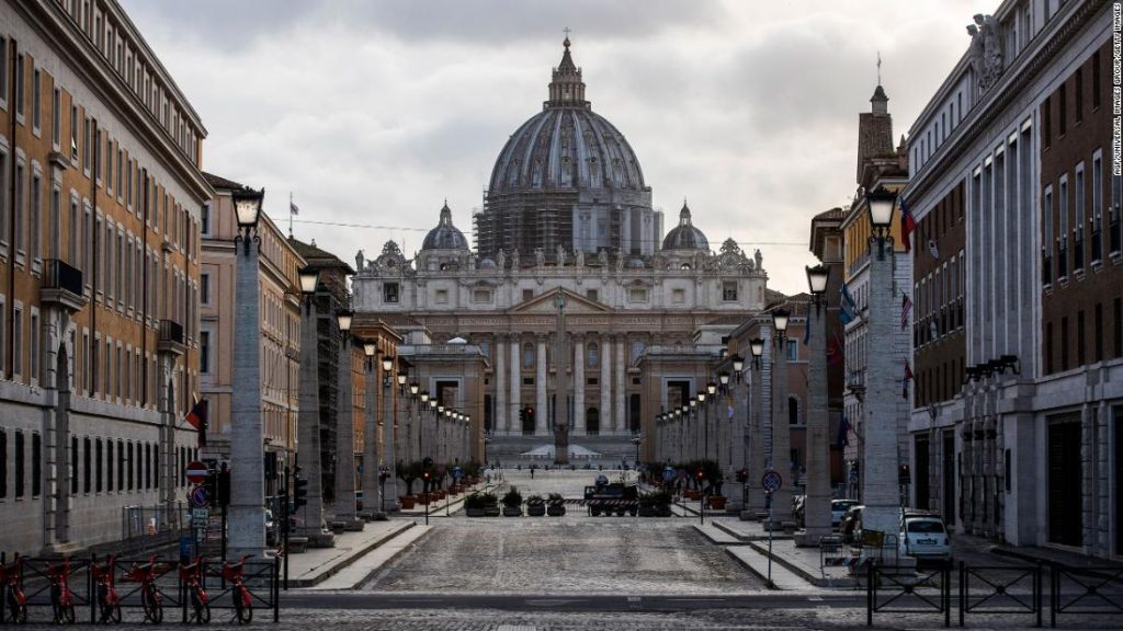 American tourist smashes two statues in the Vatican Museums