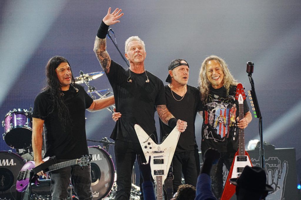 Metallica returns to the stage after losing the lawsuit, and triumphs at the Helping Hands benefit show